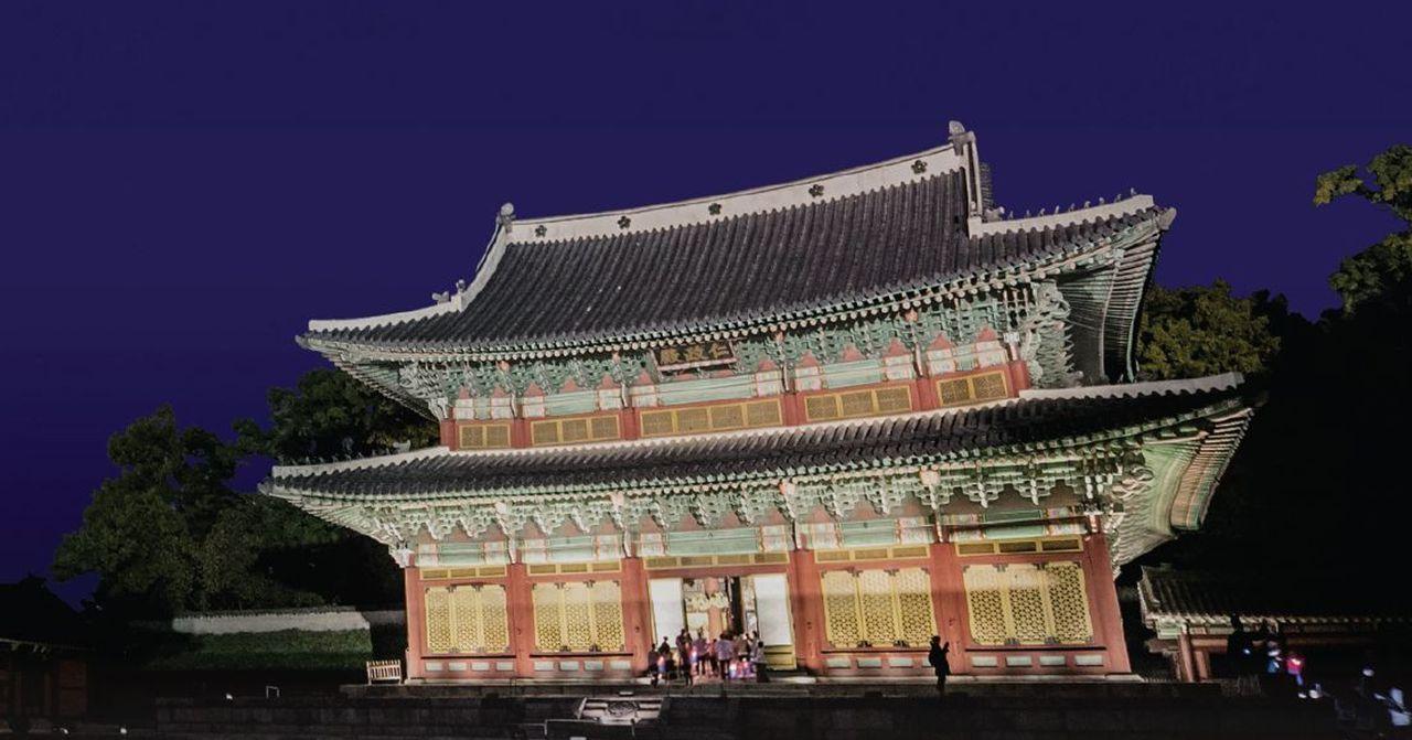 昌德宮的夜間燈光展現，吸引眾多遊客參觀